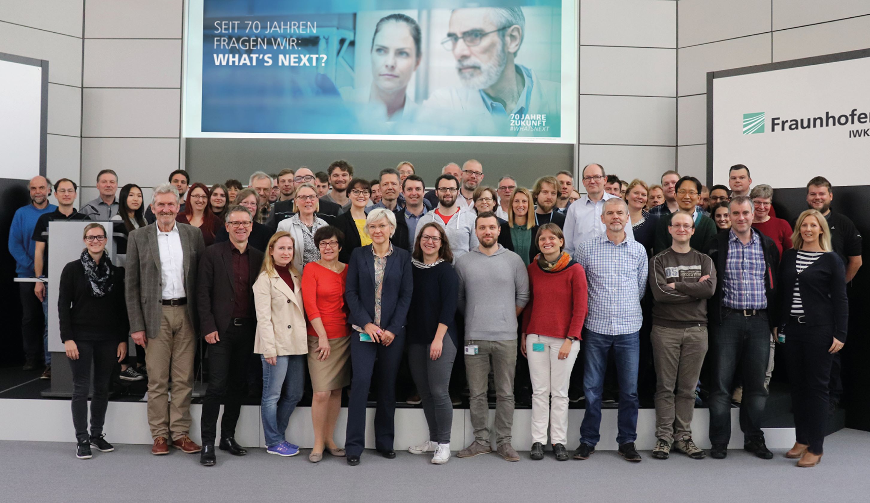 The employees of Fraunhofer IWKS and Dr. Thomas Hofmann, Vice Director of Fraunhofer ISC, are excited about the newly achieved milestone. The employees of Fraunhofer IWKS and Dr. Thomas Hofmann, Vice Director of Fraunhofer ISC, are excited about the newly achieved milestone.